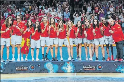  ?? FOTO: ALBERTO NEVADO/FEB ?? La selección española, en el podio con la medalla de bronce ganada en el Mundial de Tenerife