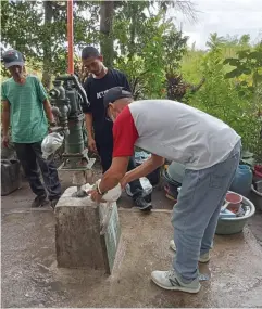  ?? BACOLOD CITY PIO PHOTO ?? THE sanitation inspectors of Bacolod City Health Office intensify the disinfecti­on and chlorinati­on of dug and artesian wells in various barangays in the city amid increasing cases of cholera▪