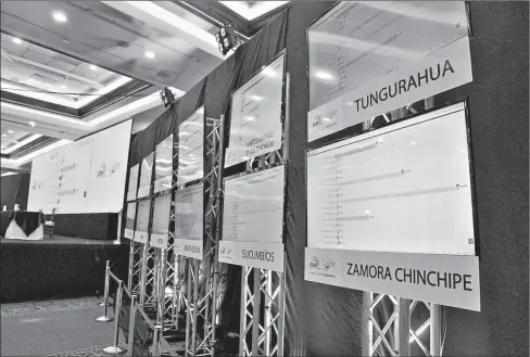  ?? Eduardo terán / El comercio ?? •
En el Centro de Mando del CNE se instalaron pantallas para visibiliza­r el avance del escrutinio en las provincias.*