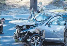  ?? FOTO: GENE BLEVINS/IMAGO IMAGES ?? Totalschad­en: Die Polizei sagte, es sei großes Glück, dass Tiger Woods den Unfall überlebt habe.