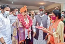  ?? —
S. SURENDER REDDY ?? Former MLC Ramchandar Rao starts from the BJP office in Barkatpura to the GHMC head office to file his nomination for MLC election in Hyderabad on Monday.