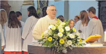  ?? FOTO: HÜGLER ?? Bei einem festlichen Gottesdien­st in der Marienwall­fahrtskirc­he ist Pfarrer Hermann Knoblauch in den Ruhestand verabschie­det worden.