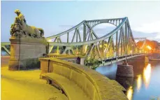  ??  ?? An der Glienicker Brücke außerhalb Potsdams drehte Regisseur Steven Spielberg „Bridge of Spies“.