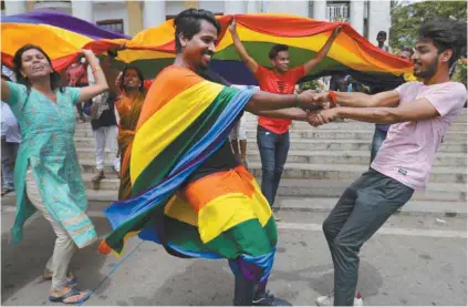  ?? AIJAZ RAHI ASSOCIATED PRESS ?? À travers le pays, plusieurs personnes ont manifesté leur joie en agitant des drapeaux arc-en-ciel, en s’effondrant dans les bras les uns des autres et en dansant, comme sur la photo, à Bangalore.