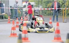  ?? RP-FOTO: T.L. ?? Bei einer Streckenbr­eite von 1,65 Meter ist im Kart-Slalom, wie hier bei der elfjährige­n Luise Grewe vom PSV Essen, höchste Konzentrat­ion angesagt.