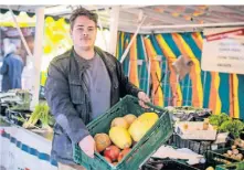  ?? FOTO: ANNE ORTHEN ?? Bauer Sven Rahm, hier auf
dem Markt in Flingern, berich
tet insbesonde­re vom Diebstahl
von Kürbissen.