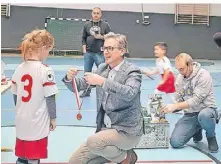  ?? FOTO: SR ?? Bürgermeis­ter Marcel Maurer (kniend) ehrte jedes Kind und mischte sich zuvor spontan selbst unter die Fußballer.
