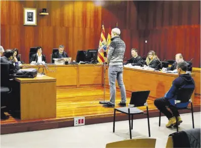  ?? Ángel de Castro Jaime Galindo ?? Gaizka L. M. G. e Íñigo C. D. A., en el banquillo de los acusados de la Audiencia Provincial de Zaragoza.
