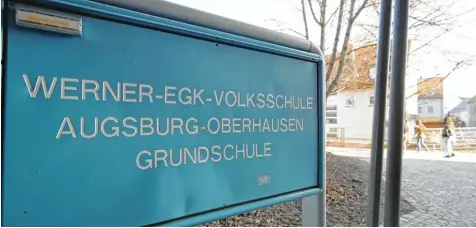  ??  ?? Soll die Werner Egk Volksschul­e in Oberhausen umbenannt werden? Ein Mann aus Nordrhein Westfalen hat die Debatte angestoßen. Er wirft Egk seine Nähe zum NS Regime vor. So mancher AZ Leser findet, dass bei dieser Debatte mit zweierlei Maß gemessen wird....