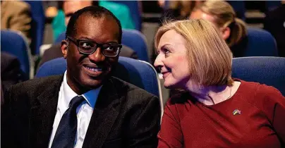  ?? ?? El ministro de Finanzas británico, Kwasi Kwarteng, junto a la primera ministra, Liz Truss, en el congreso del Partido Conservado­r.