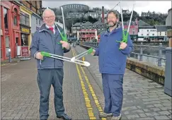  ??  ?? Graham MacQueen, left, and Maurice Wilkins with the new litter pliers.