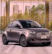  ??  ?? La colonna La 500e, primo modello Fiat completame­nte elettrico