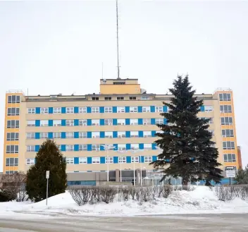  ??  ?? L’hôpital d’Amos est le centre régional en traumatolo­gie. Il était donc essentiel de rendre les salles d’opération fonctionne­lles rapidement en cas d’accident.