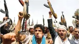  ?? (الوطن) ?? مسلحون من ميليشيات الحوثي الانقلابية قصف المنازل