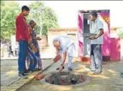  ?? HT PHOTO ?? Prime Minister Narendra Modi helps with the constructi­on of a toilet in Shahanshah­pur, Uttar pradesh on Saturday.