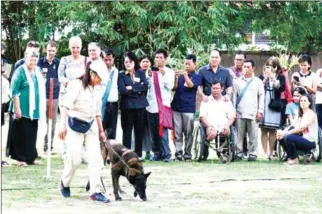  ?? ARMAC ?? Demining experts from Asean Regional Mine Action Center (Armac) demonstrat­e mine clearance techniques during a four-day workshop in Siem Reap.