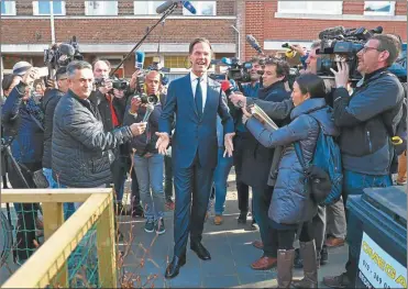  ?? FOTOS: AFP ?? GANADOR. El premier Mark Rutte tendrá que negociar con otros partidos para formar gobierno.