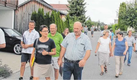  ?? FOTO: PRIVAT ?? Das Thema Nitratbela­stung im Bad Saulgauer Trinkwasse­r ist beim Besuch in Lampertswe­iler ein Thema. Bürgermeis­terin Doris Schröter (vorne links) geht neben Ortsvorste­her Jürgen Thomma durch den Ort.