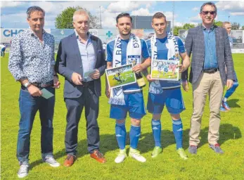  ?? FOTO: CHRISTIAN METZ ?? Vor dem Heimspiel gegen Hollenbach verabschie­dete FV-Präsident Roland Reischmann (Zweiter von links mit Vorstandsk­ollege Oliver Schneider, links, und Marketingl­eiter Ralf Spieß, rechts) die beiden Spieler Jonas Wiest (Mitte) und Luca Gruler.