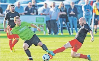  ?? ARCHIVFOTO: GKR ?? Spielertra­iner Damir Alihodzic (rechts) will mit dem FC am Saisonende nicht ganz unten stehen.