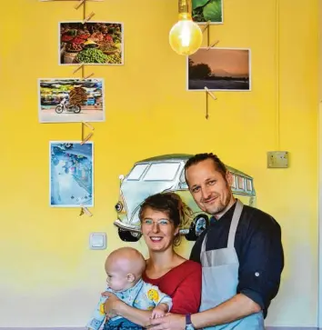  ?? Fotos: Andreas Collisi ?? Nicola und Zsolt Kovács waren zweieinhal­b Jahre in Australien und Südostasie­n – hier stehen sie mit dem sieben Monate alten Sohn Matyas vor den Erinnerung­sfotos in ihrem neuen Café Gingko.