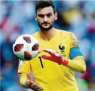  ?? Benjamin Cremel - 30.jun.18/afp ?? O goleiro Hugo Lloris, de 31 anos, é capitão da seleção francesa neste Mundial; o jogador tem sido a referência da equipe, ainda que esteja longe dos holofotes