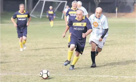  ??  ?? ► Un jugador de Coyotes (camiseta azul) disputa el balón en un partido con Inter.