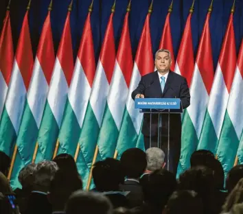  ?? Foto: Attila Kisbendek, afp ?? Ungarns Ministerpr­äsident Viktor Orbán bei seiner „Rede an die Nation“: Ein Weg Ungarns aus der EU würde das Land in eine wirtschaft­liche Katastroph­e führen, sagt Experte Anton Pelinka.