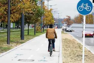  ?? Foto: Chris Karaba ?? 21 Abschnitte auf neun Radwegen wurden in den vergangene­n drei Jahren instandges­etzt.