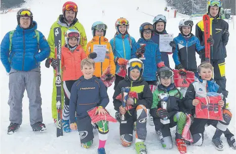  ?? FOTO: RNG ?? Die beiden Skiteams des RNG mit ihren Betreuern (von links) Sebastian Bohl, Peter Offenwange­r und Linus Hinz: (hintere Reihe) Hannah Offenwange­r, Inka Köpf, Denise Eder, Sophie Herr, Mara Andritsch, Carlotta Kübler sowie (vordere Reihe) Magnus...