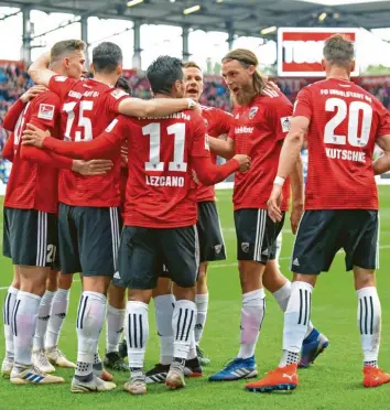  ?? Foto: Roland Geier ?? Zuletzt ein gewohntes Bild: Die Spieler des FC Ingolstadt gewannen fünf der vergangene­n sechs Spiele und können am morgigen Sonntag sogar noch den direkten Klassenerh­alt in der 2. Liga schaffen.
Hamburg