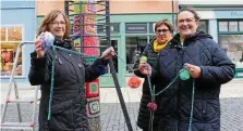  ?? ?? Die Thepra-schule, an der es auch Häkel-arbeitsgru­ppen gibt, hat eine Patenschaf­t übernommen. Den Woll-schmuck brachten Jutta Taskiran, Evelyn Hönl und Claudia Reichart (von links) an.