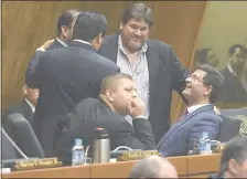  ??  ?? El diputado colorado José Ibáñez (der. sentado) comparte con sus colegas en una de las sesiones de la Cámara Baja.