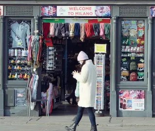  ?? (Ansa) ?? Souvenir Un negozio di gadget turistici deserto in centro per la mancanza di turisti. Il Comune si trova ad affrontare, tra gli altri problemi, il calo degli introiti per la tassa di soggiorno