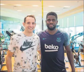  ?? FOTO: ASPETAR ?? Umtiti, en el hospital Aspetar de Qatar junto al pertiguist­a Renaud Lavillenie