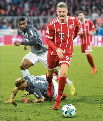  ?? Foto: Ulrich Wagner ?? Eine Blaupause in der Münchner Arena: Vorne der davoneilen­de Robert Lewandowsk­i, der gegen Augsburg regelmäßig Tore er zielt, dahinter Augsburger Spieler, die ihn einzufange­n versuchen.