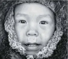  ??  ?? Ein fünfjährig­er Inuit-Junge lief Fotograf Klaus Fengler im Jahr 2008 auf Baffin Island vor die Linse.