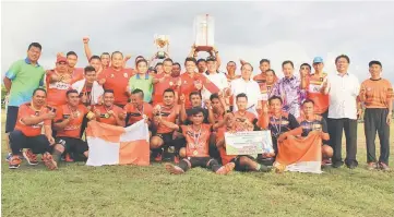  ??  ?? Lawas soccer League champion Putera FC with Tengah and state players after the final.