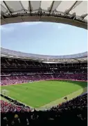  ??  ?? Las gradas del Wanda Metropolit­ano casi se llenaron en el Atleti vs Barça.