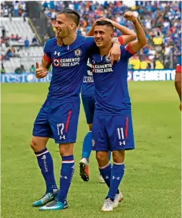  ??  ?? Edgar Méndez y Elías Hernández festejan el gol de la victoria celeste.