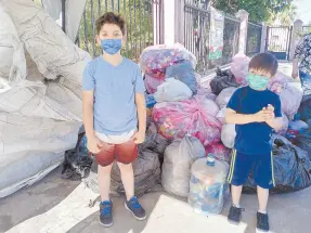  ?? ?? l Los pequeños José Gabriel y José Jesús, hijos de Nidia Ismena, ayudando en el reciclaje en ‘Reciclando por Sonrisas’.