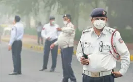  ?? BURHAAN KINU/HT ?? n The average AQI dropped to 308 on Tuesday from 460 on Monday.