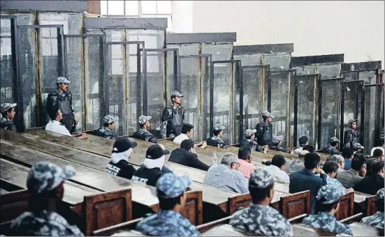  ?? MOHAMED EL-SHAHED / AFP ?? La sala de justícia del Caire on ahir es van dictar les sentències amb els presos separats per vidres insonoritz­ats