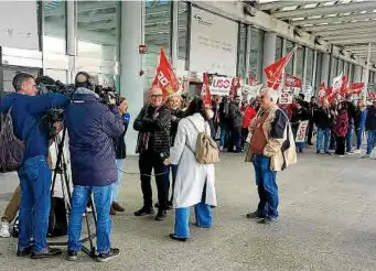  ?? PHOTO: R.L. & MDB FILES ?? The strike at Iberia strike in January left cancelled flights and chaos with suitcases. Concentrat­ion of workers at Palma airport. Below: Ryanair is one airline to have demanded action against French disruption.