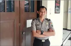  ?? DIDA TENOLA/JAWA POS ?? DEKAT DENGAN WARGA: AKP Hendry Ibnu Indarto mendapatka­n banyak pengalaman saat bertugas di Kupang.