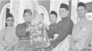  ??  ?? ARIFIN (dua kanan) menyampaik­an hamper kepada Ahmad Jani @Janis Nawawi (dua kiri) mewakili Jheains yang diumumkan sebagai johan Gerai Terbaik, turut kelihatan Pengarah Jakim Md Radzi Md Ali (kanan) dan Yusof (tiga kanan).