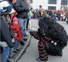  ?? ?? Skeptisch beäugte das Kleinkind den wilden Muetes, ehe es nach dem angebotene­n Lutscher griff.