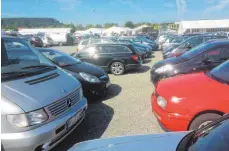  ?? FOTO: BERND ADLER ?? Bereits am Freitagnac­hmittag war neben der Ravensburg­er Oberschwab­enhalle kein freier Parkplatz mehr zu finden. Von heute an wird es noch enger, da nun das gesamte Areal für Autos gesperrt ist.