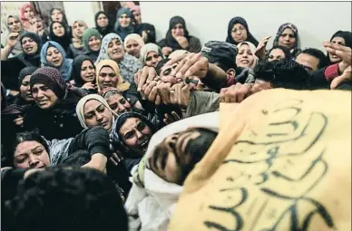  ?? MAHMUD HAMS / AFP ?? Las mujeres lloran la muerte de un activista de Hamas, ayer en Gaza