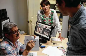  ?? Fotos de Enric Marti / AP ?? Ismael Bojórquez (izq.), cofundador y director de Ríodoce, habla con los editores Andrés Villareal y Judith Valenzuela mientras preparan una edición del semanario, en su oficina, en Culiacán, Sinaloa.